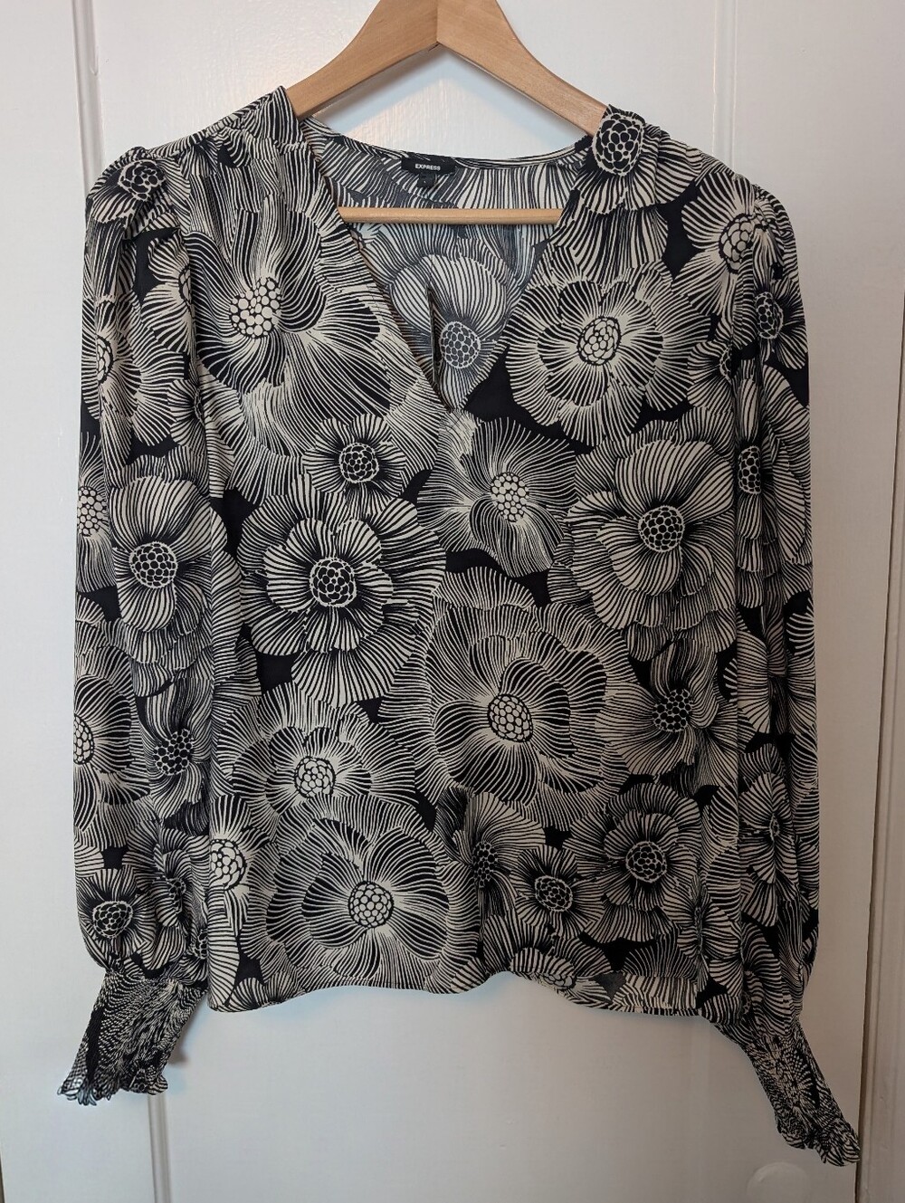 Black & White Express Floral V-Neck Long Sleeve Top
